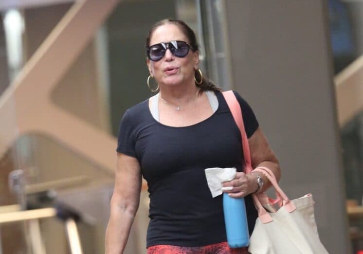 Susana Vieira surpreende e é flagrada em aeroporto tietando os ex-BBBs Gleice e Wagner
