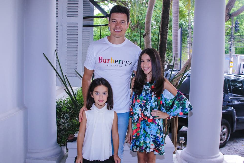 Rodrigo Faro com as filhas, Helena e Maria (Foto: Thiago Duran/AgNews) Rodrigo Faro com as filhas, Helena e Maria (Foto: Thiago Duran/AgNews)