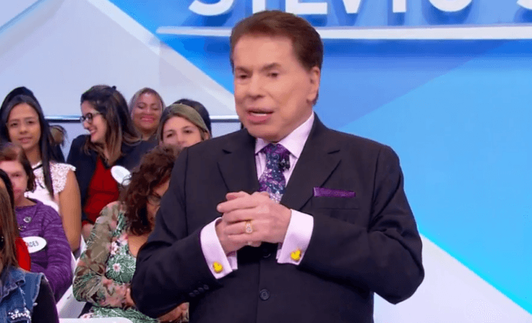 Cantor participa do Programa Silvio Santos, é surpreendido e dá susto no apresentador