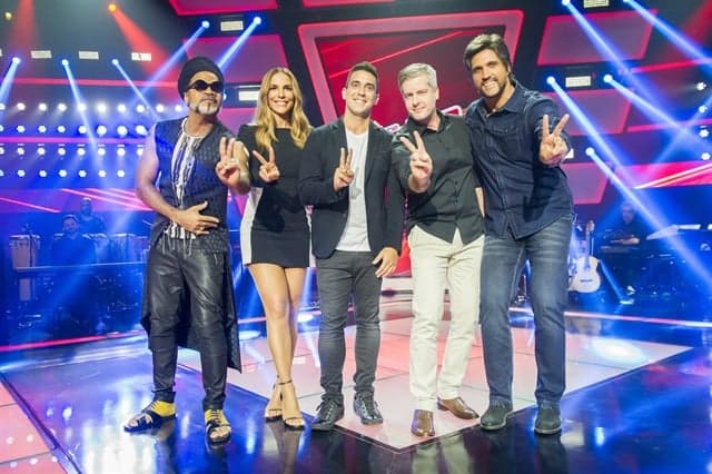 Carlinhos Brown, Ivete Sangalo, André Marques e Victor & Léo no The Voice Kids (Foto: Globo/João Miguel Júnior) Carlinhos Brown, Ivete Sangalo, André Marques e Victor & Léo no The Voice Kids (Foto: Globo/João Miguel Júnior)