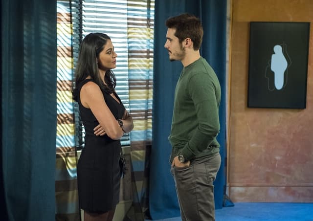 Waleska (Carol Castro) e Samuca (Nicolas Prattes) em O Tempo Não Para (Foto: Globo/Estevam Avellar) Waleska (Carol Castro) e Samuca (Nicolas Prattes) em O Tempo Não Para (Foto: Globo/Estevam Avellar)