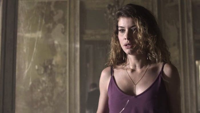 Espelho da Vida: Isabel apronta novamente e acaba fazendo uma grande descoberta sobre Júlia