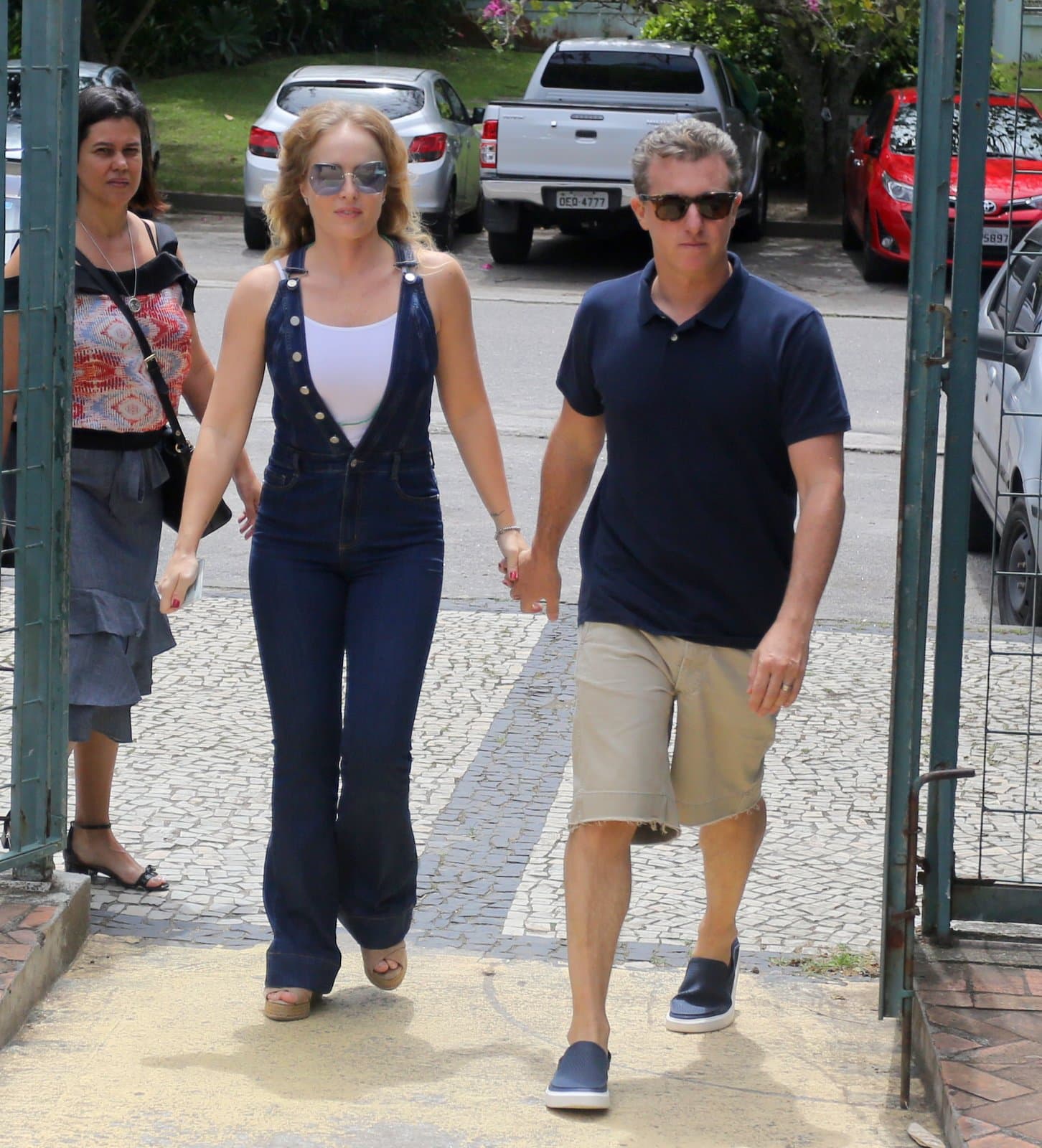 Luciano Huck e Angélica votam na Barra da Tijuca, no RJ - AGNEWS (Foto: Reprodução) Luciano Huck e Angélica votam na Barra da Tijuca, no RJ - AGNEWS (Foto: Reprodução)