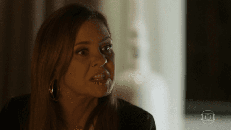 Segundo Sol: Laureta faz ameaça e humilha a mãe: "Velha maluca, suja, porca"