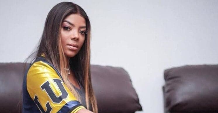 Ludmilla muda o visual, surge ruiva e divide opiniões