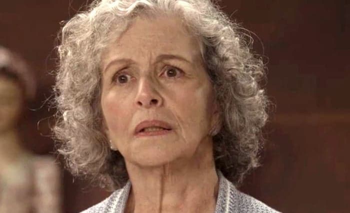 No ar em Espelho da Vida, Irene Ravache é flagrada de bengala e problema de saúde é divulgado