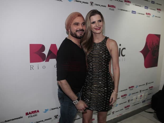 Luciano Camargo e a mulher, Flávia Camargo, em show no Rio (Foto: Isac) Luciano Camargo e a mulher, Flávia Camargo, em show no Rio (Foto: Isac)