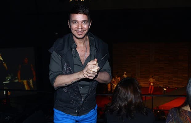 Após ser afastado dos palcos por dois anos, Netinho se recupera de grave doença, volta a fazer show e se emociona