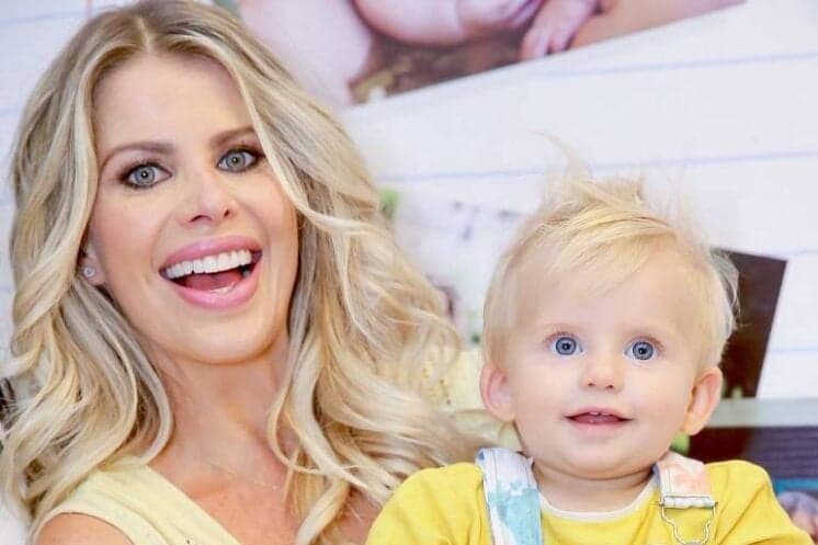 Karina Bacchi capitaliza imagem do filho e cobra fortuna por postagem com a criança