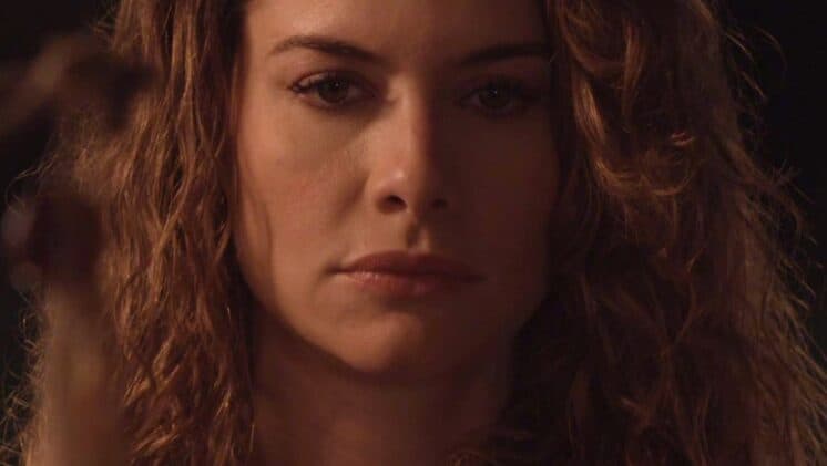 Alinne Moraes demonstra coragem, surge com cobra no pescoço e deixa fãs assustados