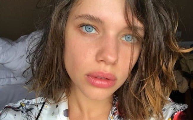 Sem parte de cima do biquíni, a atriz Bruna Linzmeyer curte tarde de sol na praia
