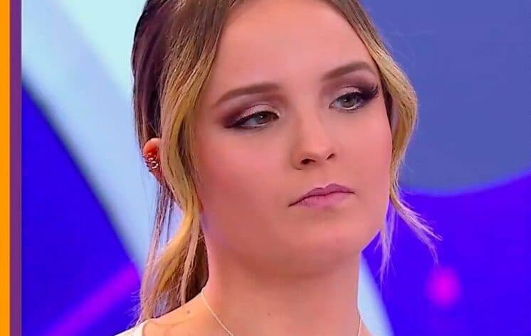 Larissa Manoela ignora a Globo, assina com a Netflix e desabafa sobre o SBT