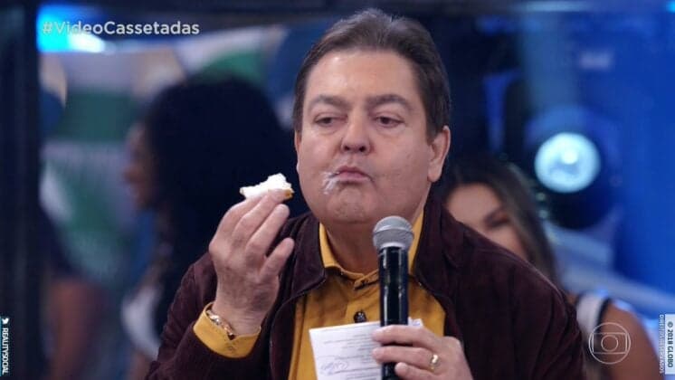 Vídeo de Faustão se lambuzando com comida ao vivo repercute e viraliza na internet; assista