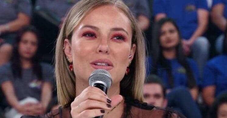 Paolla Oliveira foi flagrada com amigos e caindo no choro no Réveillon