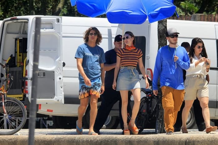 Rafael Vitti e Isabelle Drummond em gravação da novela Verão 90 no Rio (Foto: JC Pereira/Ag News)