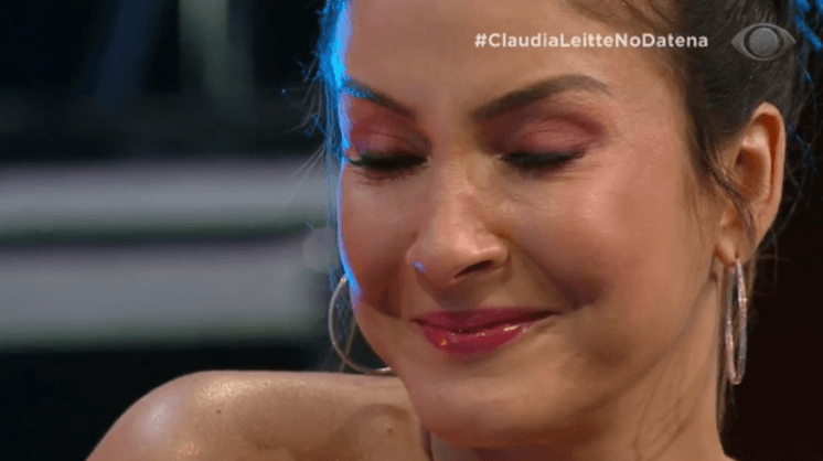 Claudia Leitte recebe pediatra de madrugada para consultar a filha recém-nascida e gera preocupação nos fãs