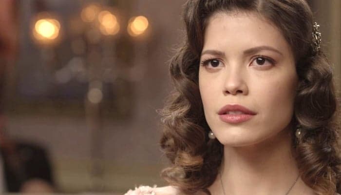 Espelho da Vida: Cris aparece nas filmagens de surpresa e detalhe chama a atenção