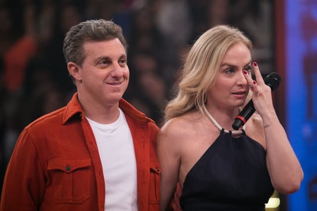Luciano Huck e Angélica são flagrados em momento íntimo