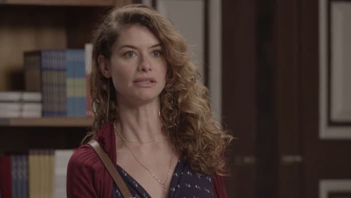 Espelho da Vida: Isabel é assombrada por espírito e fica em pânico