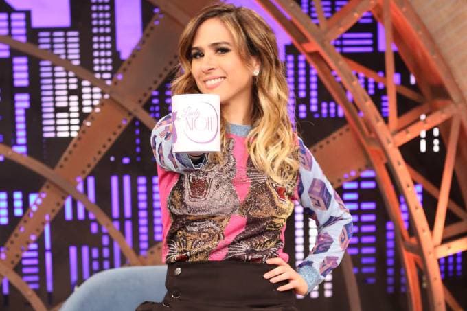 Tatá Werneck dá beijinhos em fãs em evento