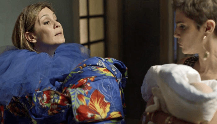 Laureta (Adriana Esteves) ordena que Karola (Deborah Secco) siga com o sequestro do bebê de Rosa (Foto: Divulgação/Globo) Laureta (Adriana Esteves) ordena que Karola (Deborah Secco) siga com o sequestro do bebê de Rosa (Foto: Divulgação/Globo)