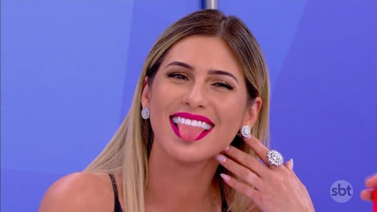 Em ensaio da Império de Casa Verde, Lívia Andrade surpreende e vira a Mamãe Noel sexy do samba