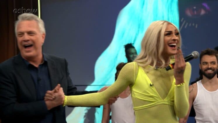 Pedro Bial dá selinho em Pabllo Vittar