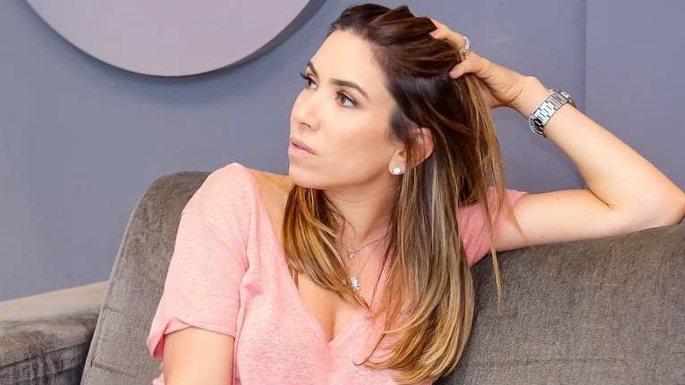 Patricia Abravanel teve que colocar barata em sua mão (Foto: Reprodução/SBT) Patricia Abravanel teve que colocar barata em sua mão (Foto: Reprodução/SBT)