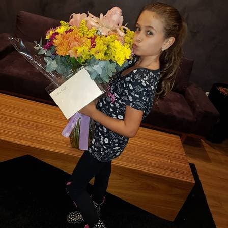 Atriz mirim recebeu flores de boas-vindas da Globo (Foto: Divulgação)