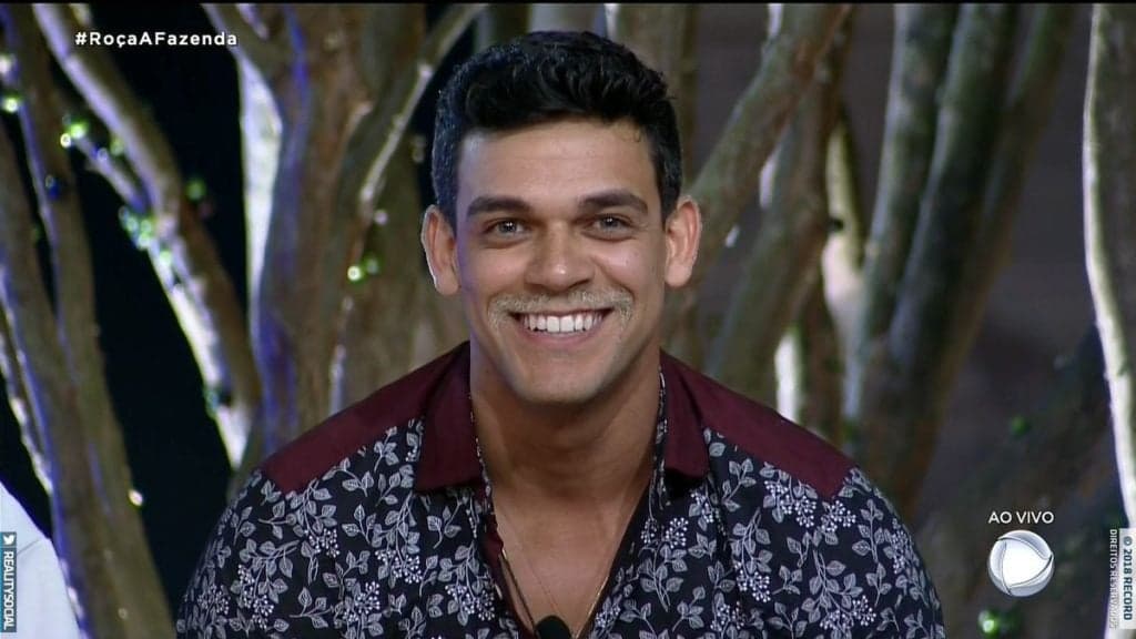 Ex-Fazenda Caique Aguiar fala sobre Mendigata e surpreende ao revelar sua relação com ela