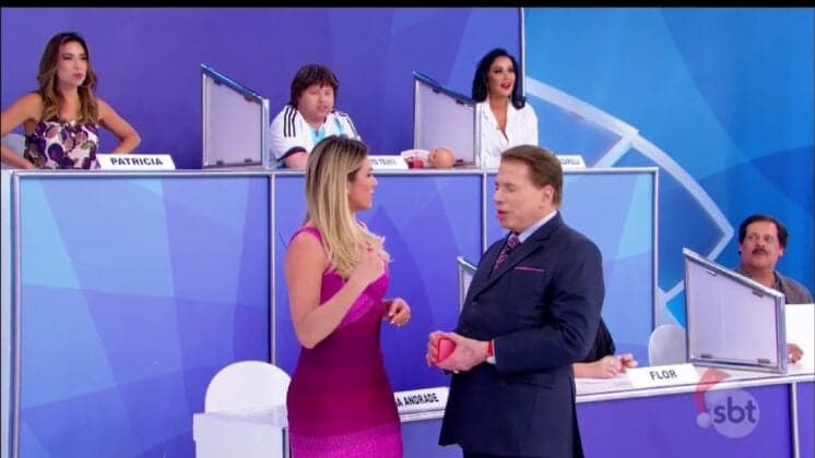 Silvio Santos relembra confusão entre Jesus Luz e Lívia Andrade e apresentadora parece não gostar