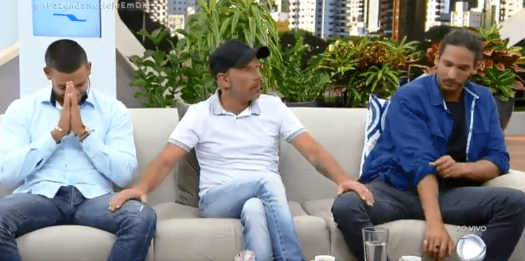 Rafael Ilha surge feliz, Caique animado, e João Zoli com birra após A Fazenda