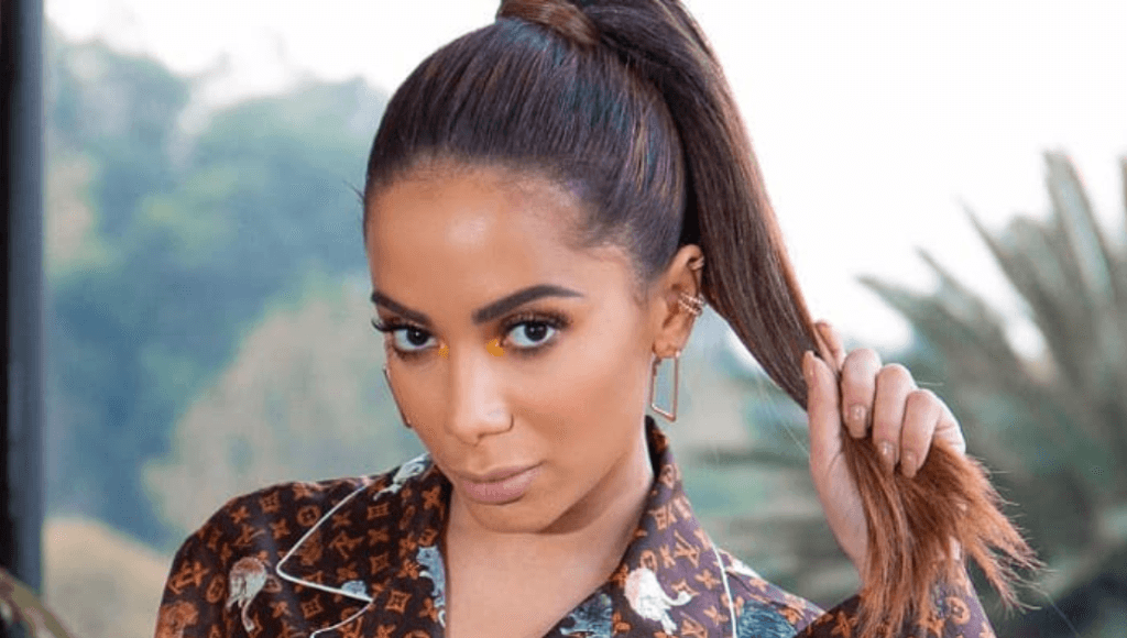 Após estrutura do palco de Anitta cair, cantora se manifesta após susto