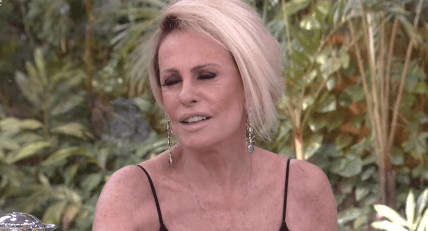 De férias da TV, Ana Maria Braga curte pôr do Sol em praia paradisíaca