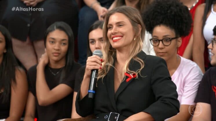 Carolina Dieckmann posa com biquíni cavado e detalhe especial chama atenção dos internautas