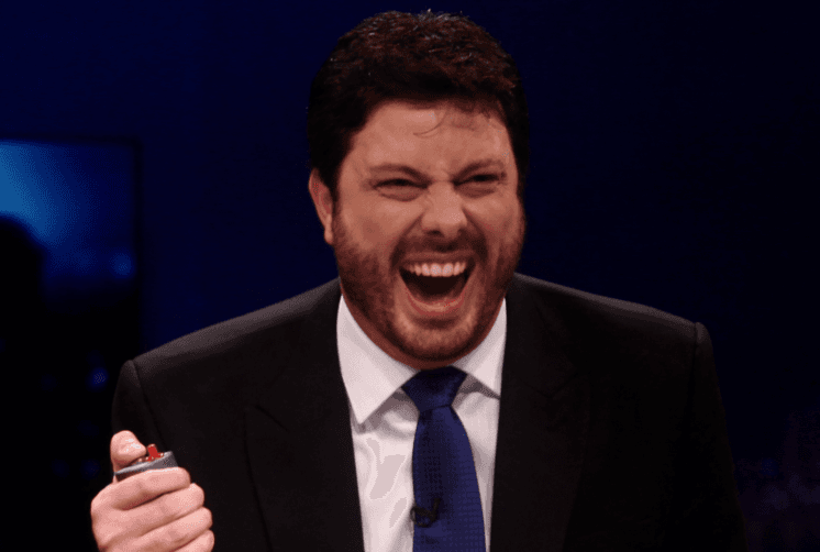 Famosa Drag Queen beija Danilo Gentili no The Noite e faz convite inusitado para o apresentador