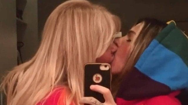 Monique Evans, após assumir relacionamento com famosa DJ, declara ter desistido de ser evangélica