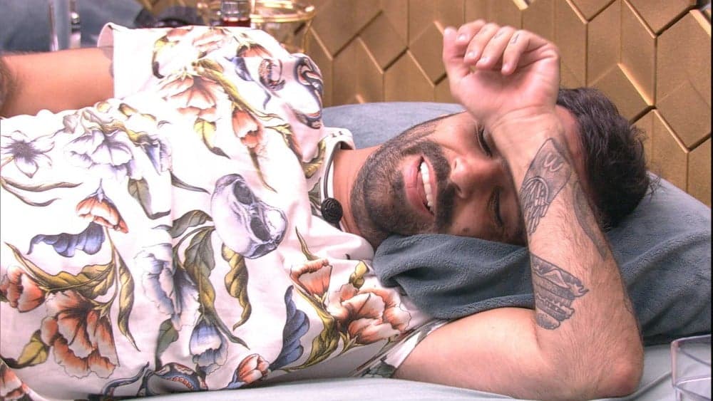 BBB19: Vinicius surpreende e acaba chamando Isabella de sonsa em conversa