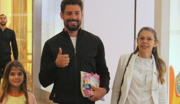 Saiba por que Cauã Reymond escondeu a morte da mãe entre os amigos da Globo