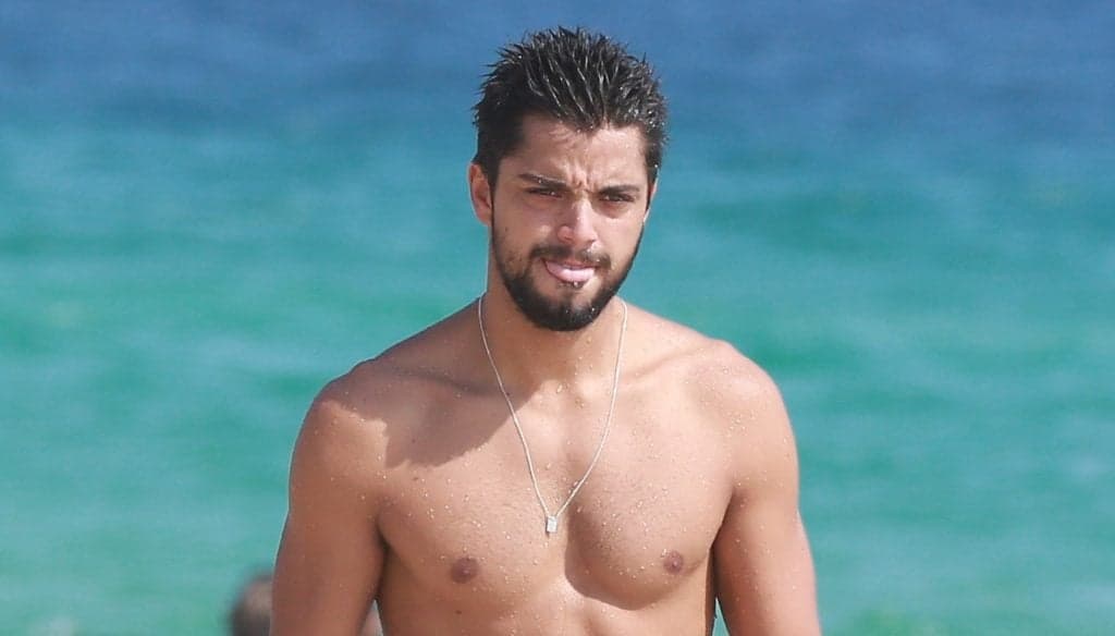 Galã da Globo, Rodrigo Simas é flagrado na praia e o tamanho do bumbum impressiona