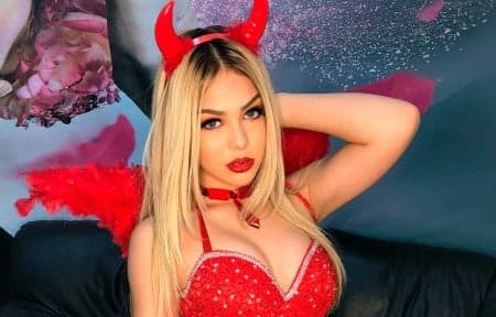 Melody, aos 12 anos, é exposta e acaba sendo flagrada com roupa sensual ao lado de cantor mais velho