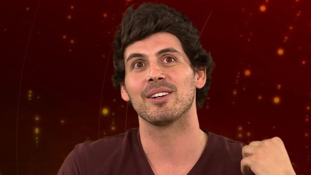 BBB19: Maycon assiste as meninas dançando, simula gesto obsceno e gera revolta no público