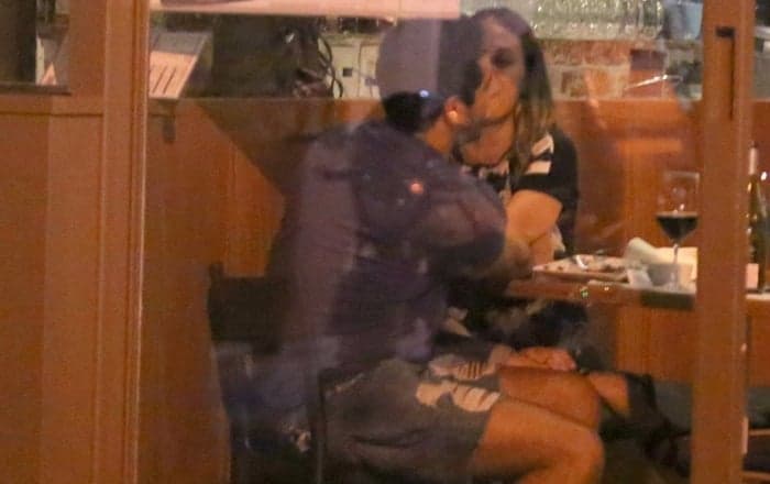 Ator da Globo é flagrado com a namorada e detalhe chama atenção