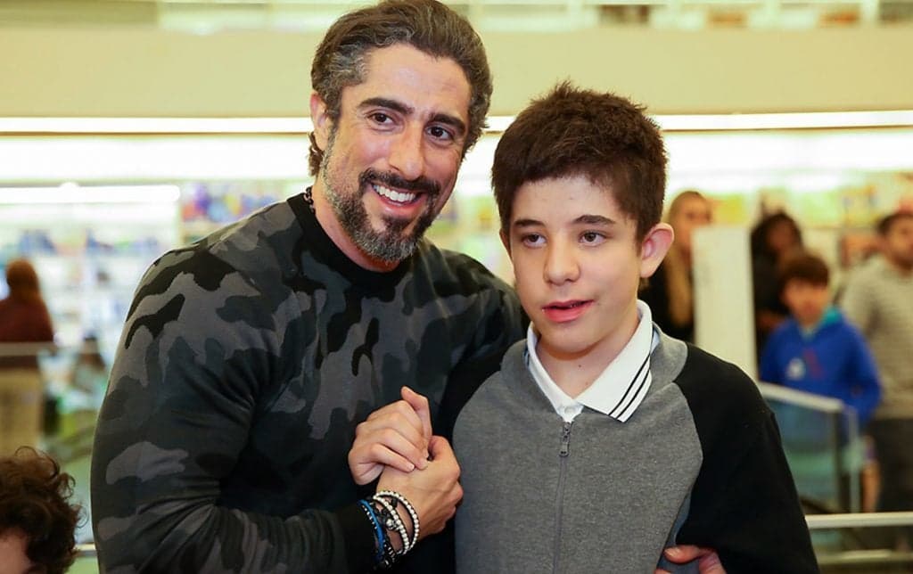Marcos Mion emociona a esposa ao fazer a barba do filho autista