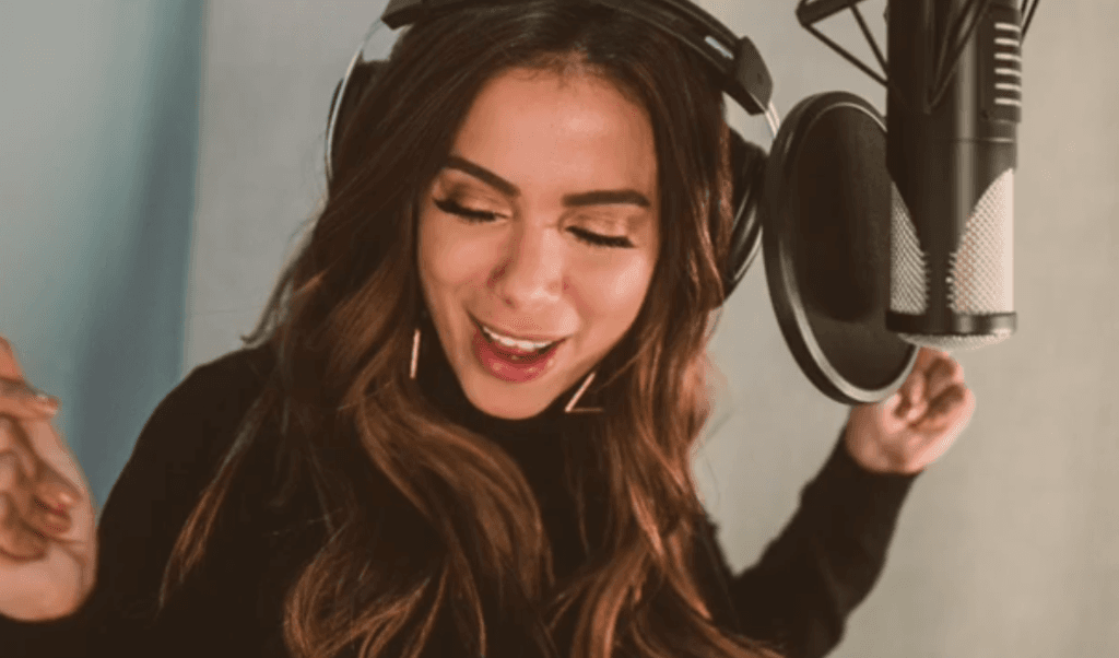 Estourada em todo o Brasil, Anitta conta os planos para a carreira e surpreende público