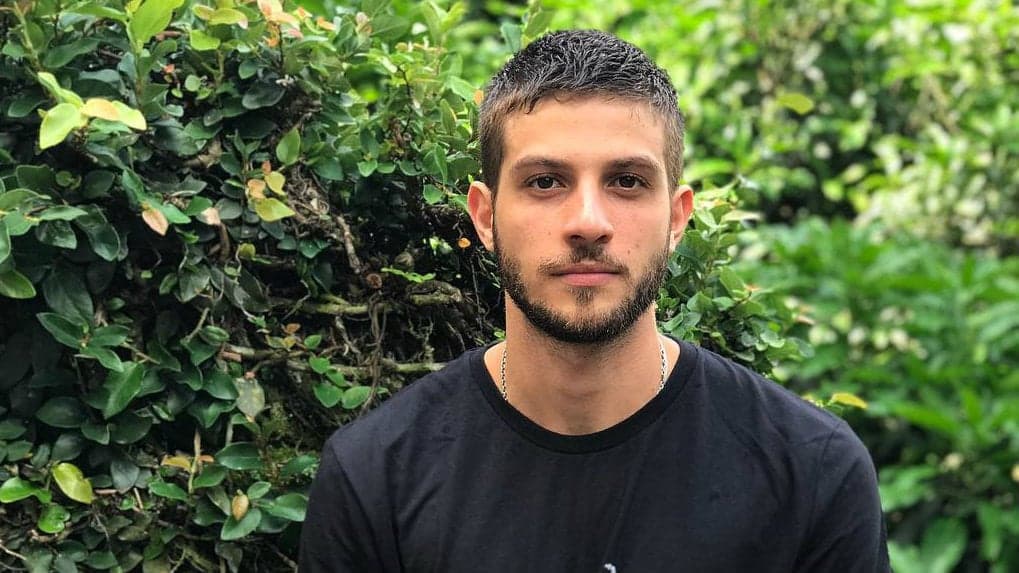 Chay Suede exibe novo visual e é flagrado com Laura Neiva