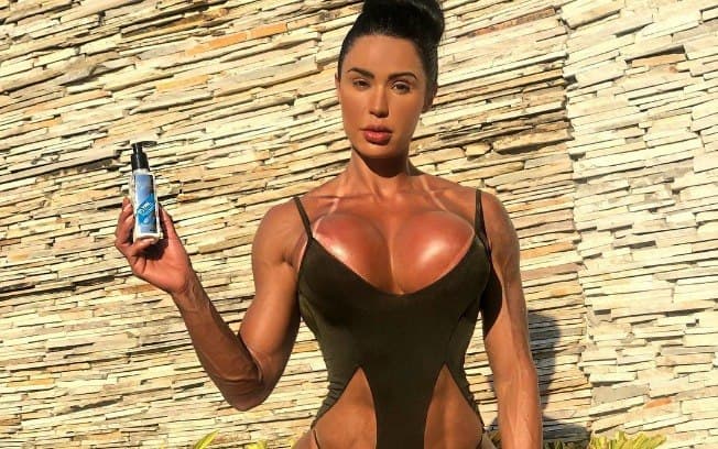 Coxas ultra definidas de Gracyanne Barbosa roubam a cena em ensaio de escola de samba