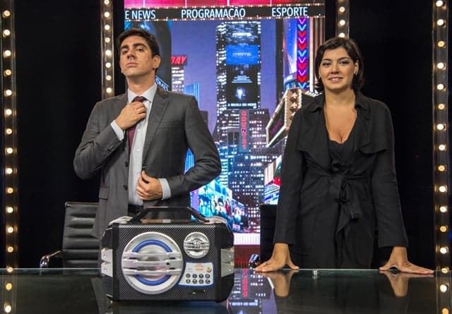 Âncoras ( Marcelo Adnet e Veronica Debom ) no Jornal Nacional Musical (Foto: Globo/Estevam Avellar) Âncoras ( Marcelo Adnet e Veronica Debom ) no Jornal Nacional Musical (Foto: Globo/Estevam Avellar)