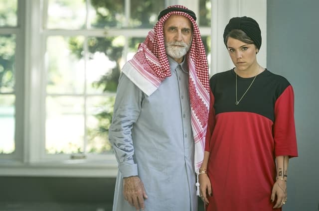 Herson Capri (Aziz) e Dalila (Alice Wegmann) em Órfãos da Terra (Foto: Globo/Paulo Belote) Herson Capri (Aziz) e Dalila (Alice Wegmann) em Órfãos da Terra (Foto: Globo/Paulo Belote)