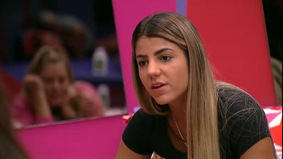 BBB19: Hariany comete gafe, diz que choveu "gratino" e dá o que falar